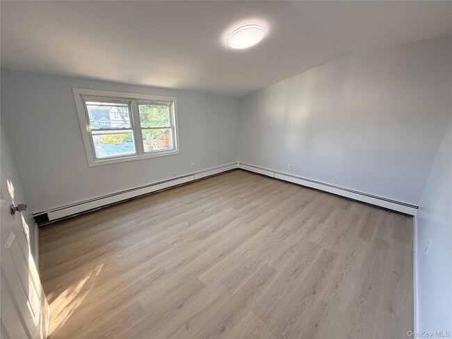 3156 Chelsea Ln in Levittown, NY - Foto de edificio - Building Photo