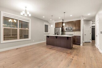 7898 SW Capitol Hill Rd in Portland, OR - Building Photo - Building Photo