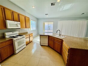319 Falcons Fire Ave in Las Vegas, NV - Building Photo - Building Photo