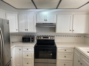 4200 Vía Dolce in Los Angeles, CA - Building Photo - Building Photo