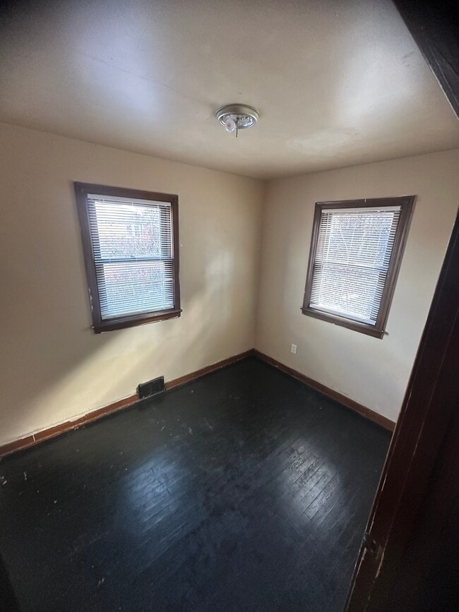 211 Avon Rd in West Mifflin, PA - Foto de edificio - Building Photo