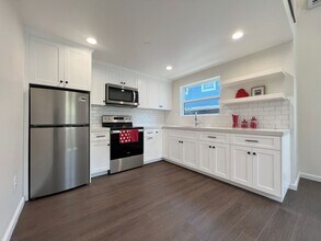 1162 N Loma Vista Dr-Unit -B in Long Beach, CA - Foto de edificio - Building Photo