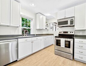 39 Twitchell St in Wellesley, MA - Building Photo - Building Photo