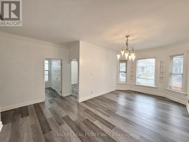 824 Lincoln Rd in Windsor, ON - Foto de edificio - Building Photo