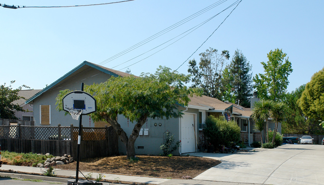 1277 Martha Way in Santa Rosa, CA - Building Photo