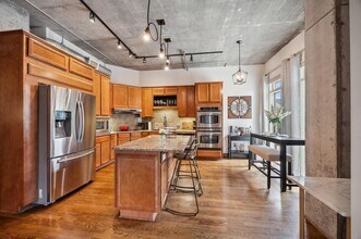 1616 Fountain View Dr in Houston, TX - Building Photo - Building Photo