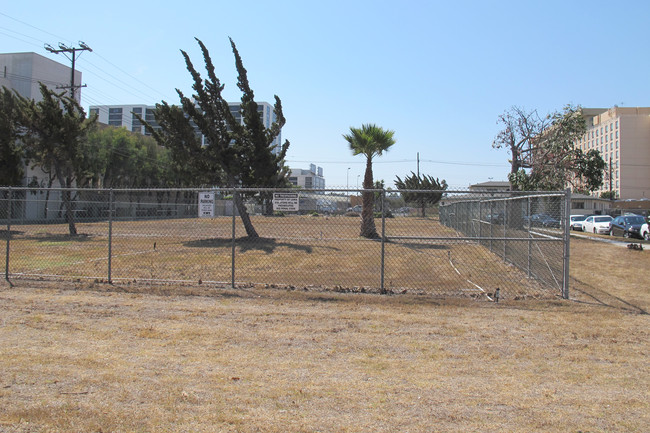 9619 Belford Ave in Los Angeles, CA - Building Photo - Building Photo