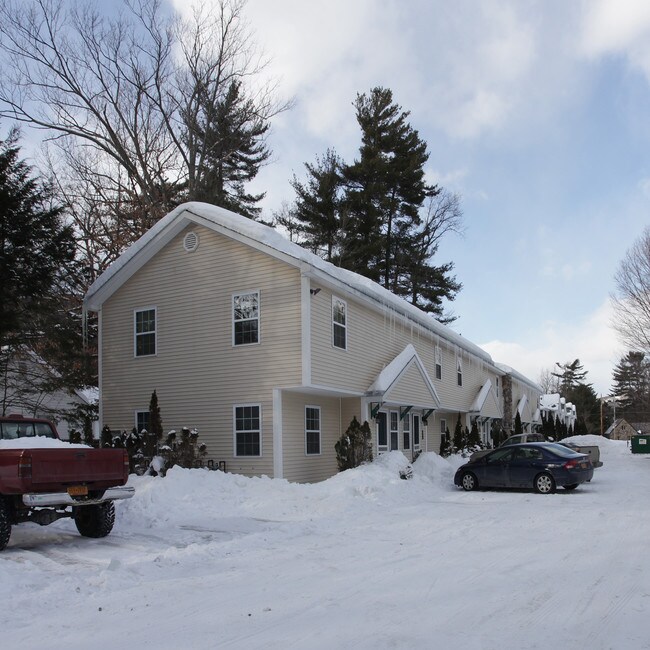 15 Philips St in Lake George, NY - Foto de edificio - Building Photo