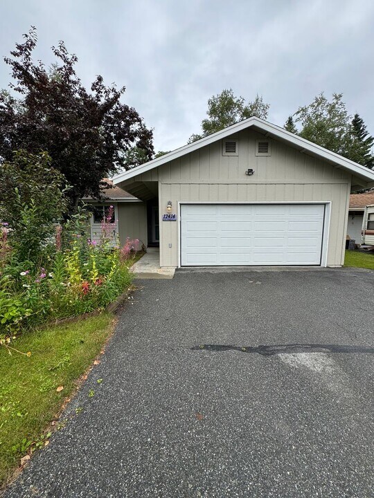 12414 Crested Butte Dr in Anchorage, AK - Building Photo