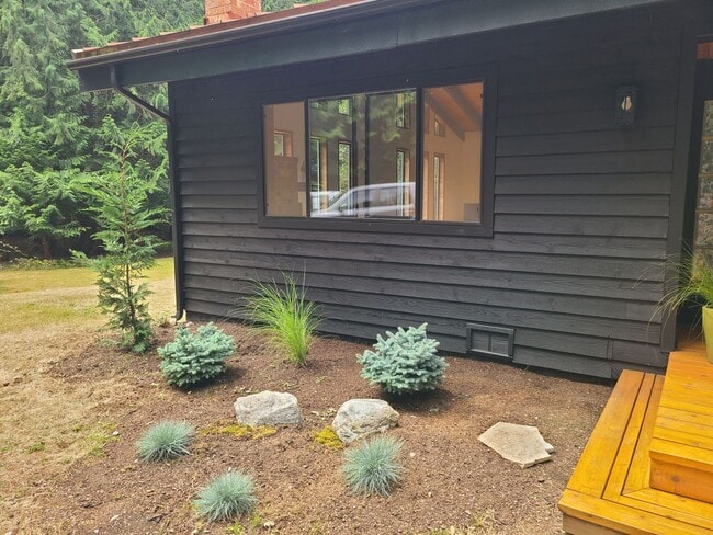 102 Byron Rd in Friday Harbor, WA - Foto de edificio - Building Photo