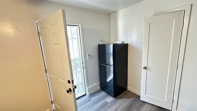 11420 Cedar Ave, Unit Studio A in Hawthorne, CA - Building Photo - Building Photo