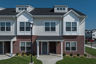 The Villas on Eastview in Central Islip, NY - Foto de edificio - Building Photo
