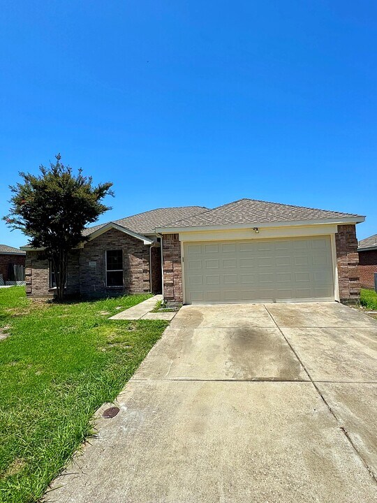 505 Waterford St in Farmersville, TX - Building Photo