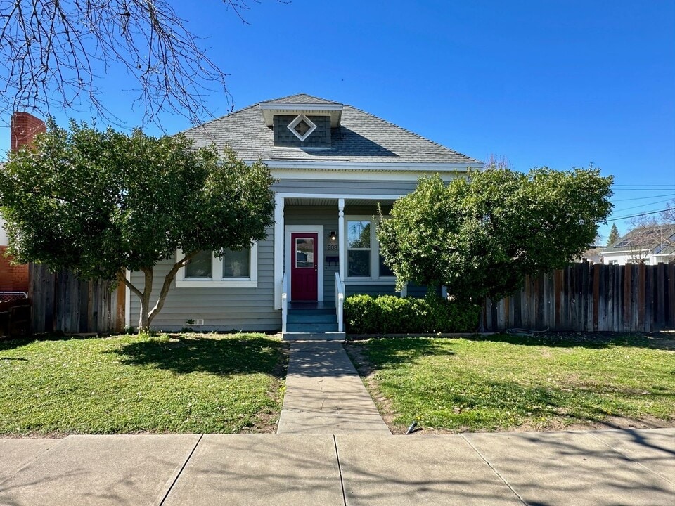 203 S Murdock Ave in Willows, CA - Building Photo