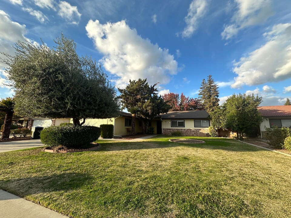 1226 W Mary Ave in Visalia, CA - Foto de edificio