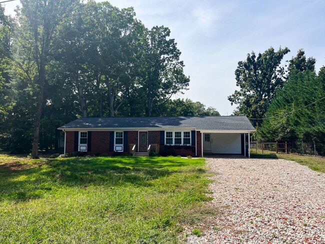 706 Lakedale Rd in Colfax, NC - Building Photo - Building Photo