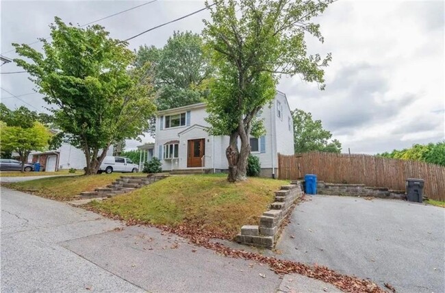 231 Hyde St in Cranston, RI - Foto de edificio - Building Photo