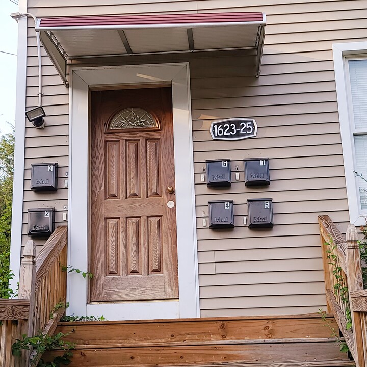 1623 Chapel St. Apartments in New Haven, CT - Building Photo