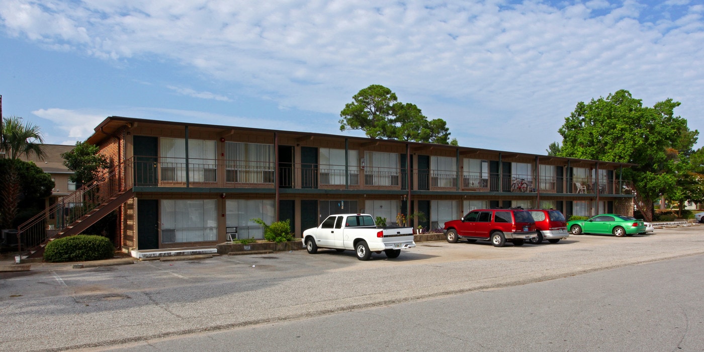 Captain's Quarters Apartments in Fort Walton Beach, FL - Building Photo