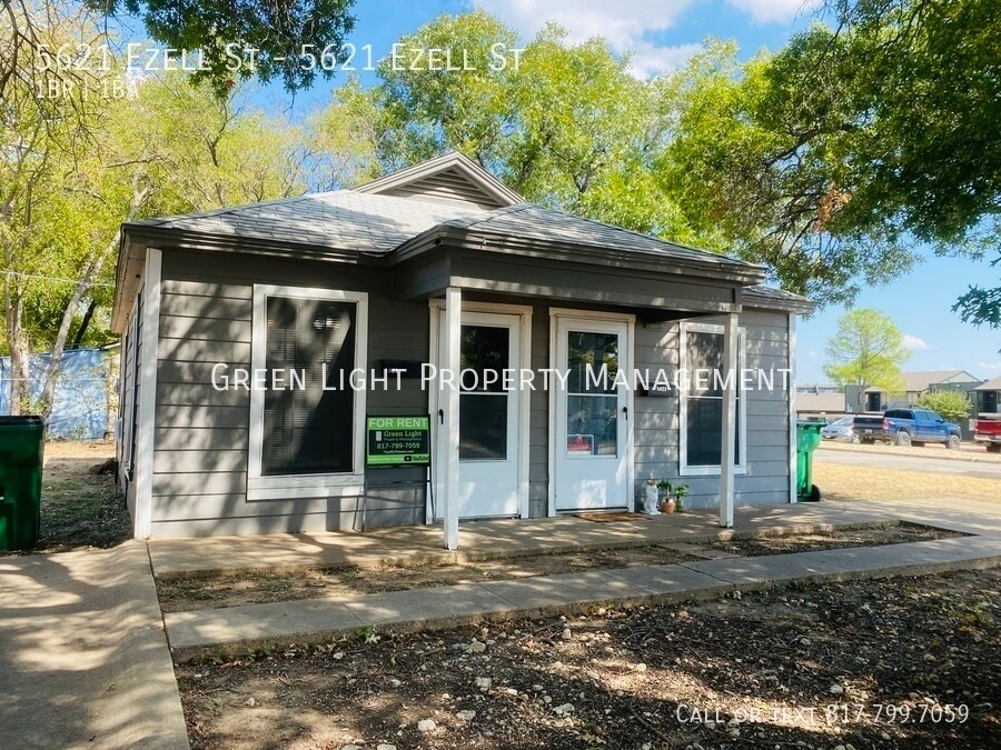 5621 Ezell St in Haltom City, TX - Building Photo