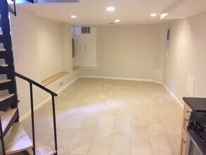 532 Carpenter St, Unit 1st. Floor in Philadelphia, PA - Building Photo - Building Photo