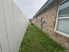 826 S Missouri St, Unit A in Alton, TX - Building Photo - Building Photo