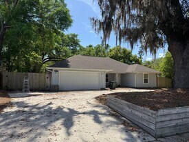 6587 Park Ave NW in Milton, FL - Building Photo