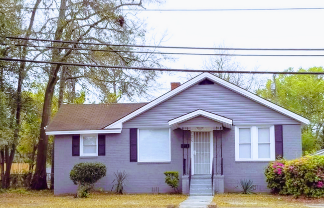 1925 E Gwinnett St in Savannah, GA - Foto de edificio - Building Photo