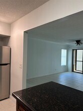 711 Sunny Pine Way in Greenacres, FL - Foto de edificio - Building Photo