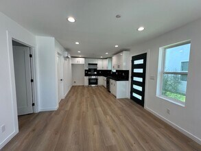 20340 Cantara St in Los Angeles, CA - Building Photo - Building Photo