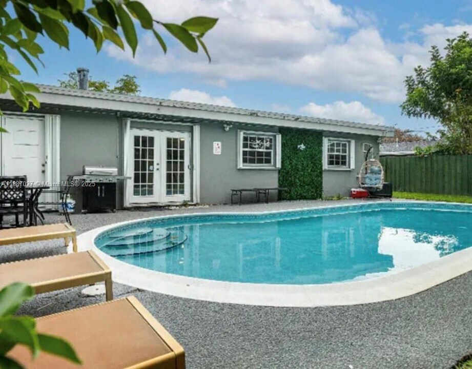 330 N 68th Ave in Hollywood, FL - Building Photo