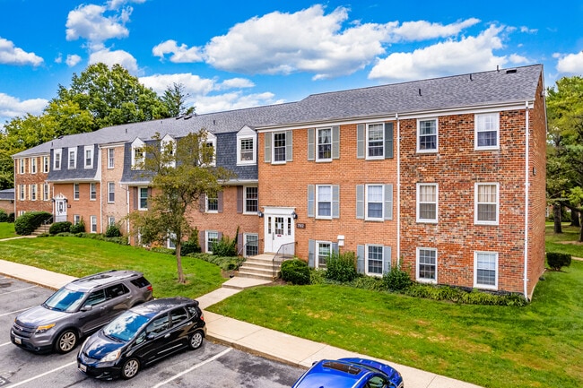 Potomac Oaks in Gaithersburg, MD - Foto de edificio - Building Photo