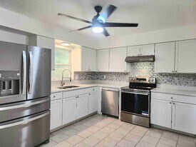 6407 2nd Ave NE in Bradenton, FL - Building Photo