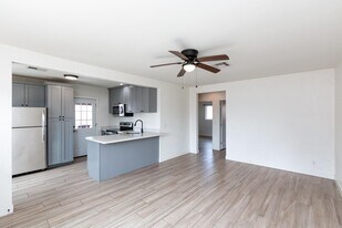 114 E Elliot Rd in Gilbert, AZ - Building Photo