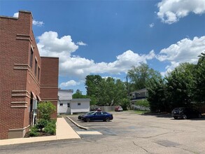 610 E 11 Mile Rd, Unit 616 in Royal Oak, MI - Foto de edificio - Building Photo