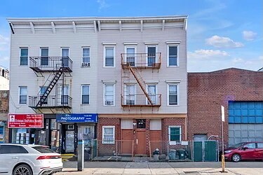 2328 Steinway St, Unit D in Astoria, NY - Foto de edificio