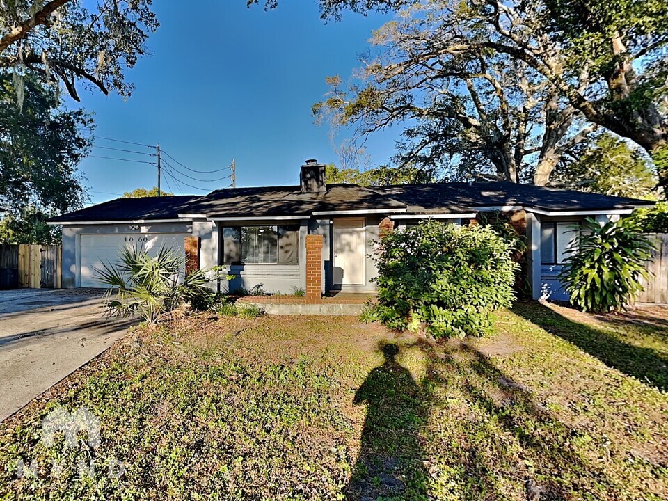 1060 Huntington Ct in Longwood, FL - Foto de edificio