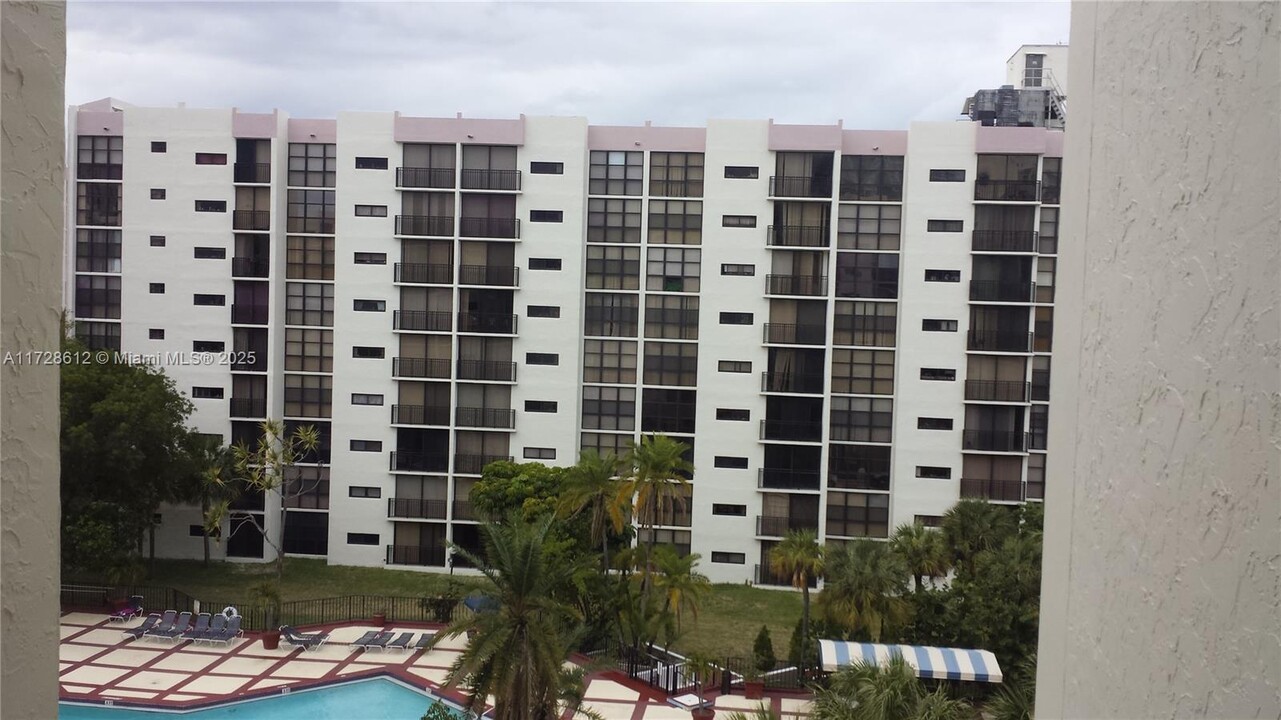 16919 N Bay Rd in Sunny Isles Beach, FL - Building Photo