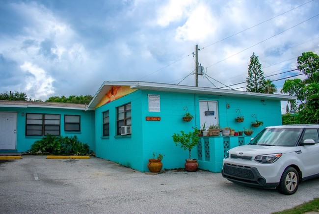 402 S Orlando Ave in Cocoa Beach, FL - Building Photo - Building Photo