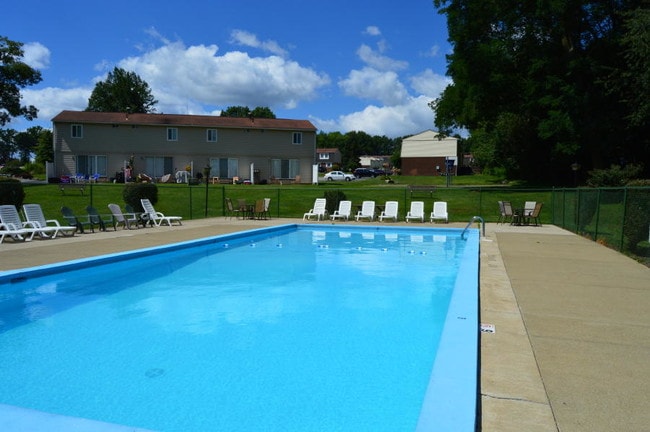 Little Acres Apartments & Townhomes in Hermitage, PA - Foto de edificio - Building Photo