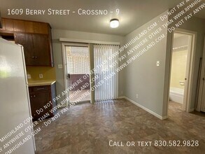 1609 Berry St in Llano, TX - Building Photo - Building Photo
