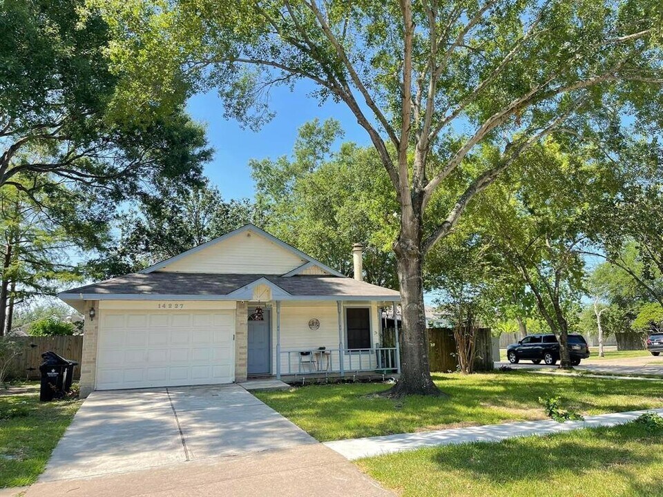 14227 Clear Forest Dr in Sugar Land, TX - Building Photo