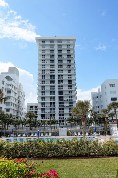 2457 Collins Ave, Unit #1401 in Miami Beach, FL - Foto de edificio