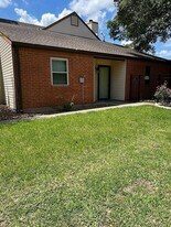 111 Briar Ridge Dr in Bellville, TX - Building Photo