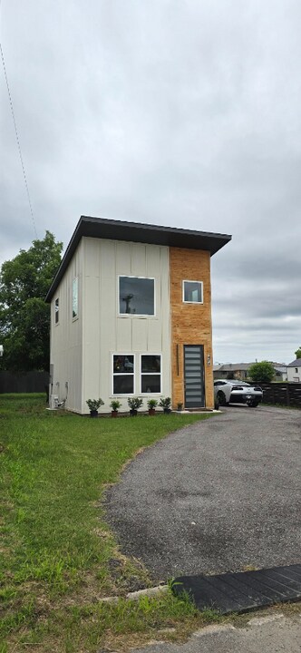 404 W Wichita St in Bowie, TX - Building Photo