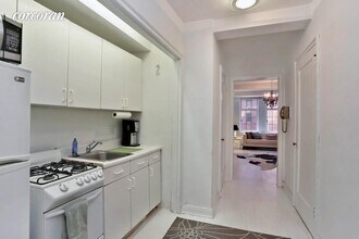 470 W 24th St-Unit -: 4F in New York, NY - Building Photo - Building Photo