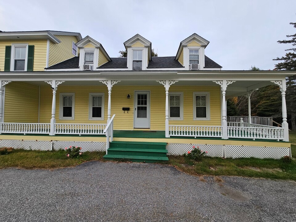 1347 State St, Unit Attached Apartment in Veazie, ME - Foto de edificio