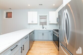 2338 N Greenview Ave, Unit Unit 2 in Chicago, IL - Foto de edificio - Building Photo