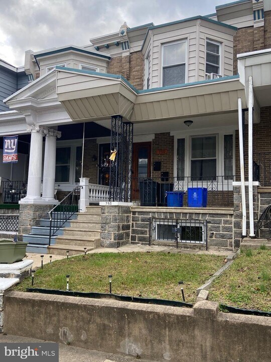 750 Wynnewood Rd in Philadelphia, PA - Building Photo