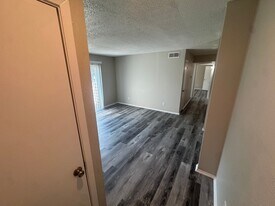 2010 Estrada Pkwy, Unit 20-202 in Irving, TX - Building Photo